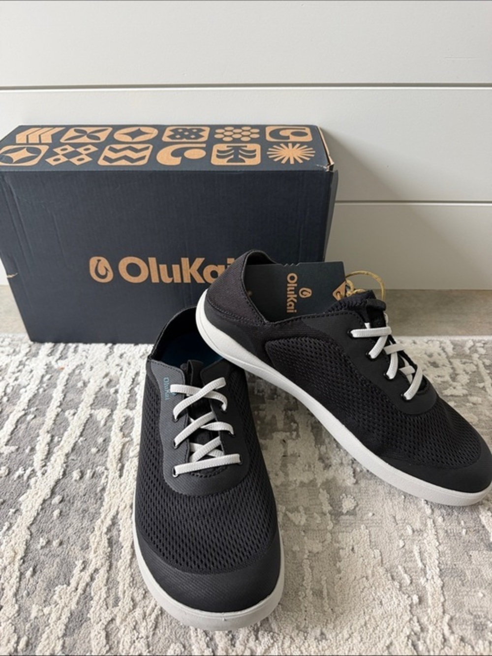 OluKai Mens Black Mesh Low-Top Sneakers with White Soles size 10